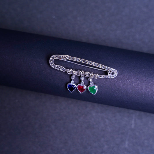 Elegant Silver Safety Pin marca Brooch with Heart Charms