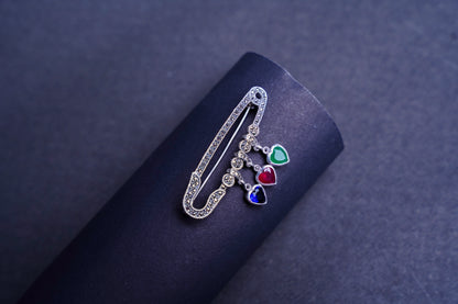 Elegant Silver Safety Pin marca Brooch with Heart Charms